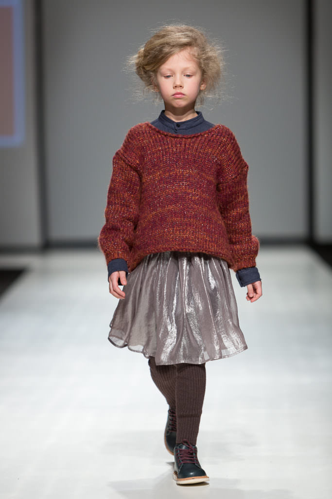 Chunky knit and party skirt combinations for Paade Mode winter 2017 kids catwalk trends