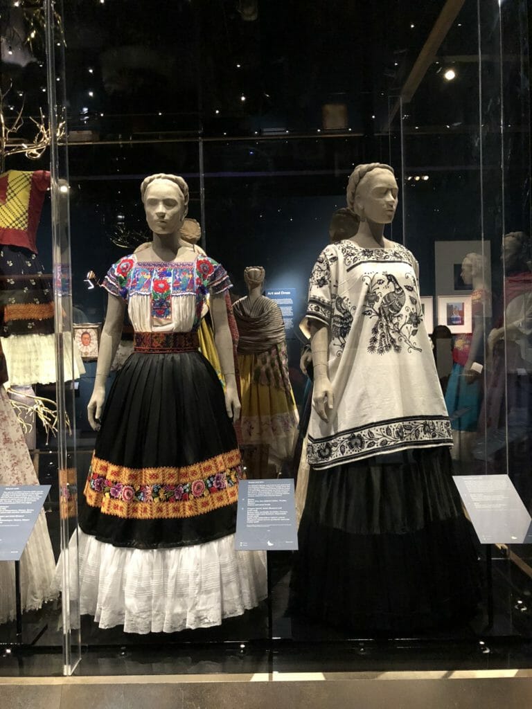 Mexican long skirts with flounces are known as enaguas and holanes