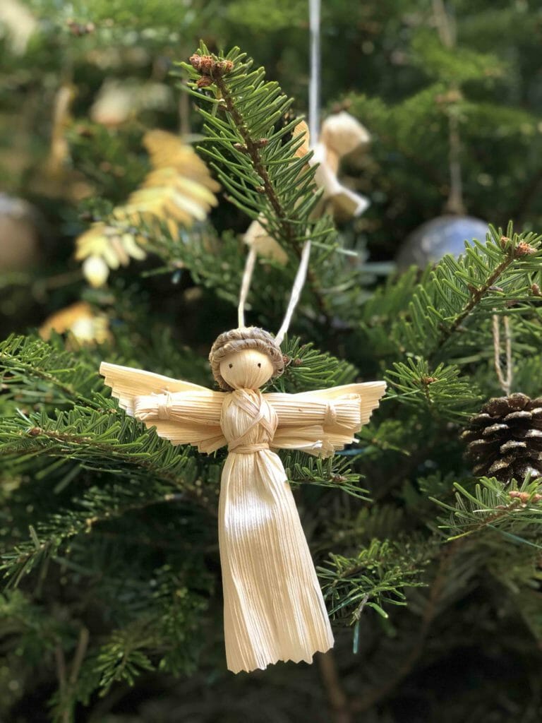 Raffia woven angels for the Christmas tree