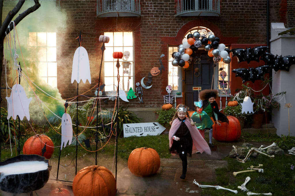 Amazing 40 balloon and bat arch for the house exterior from Meri Meri for Halloween