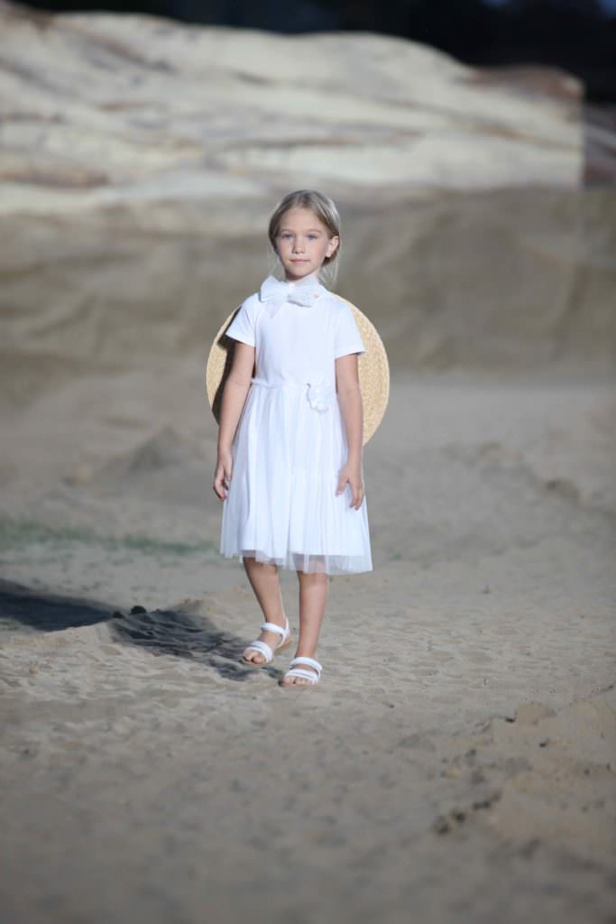 Simple and stunning white dresses at Il Gufo for summer 2018 kids fashion