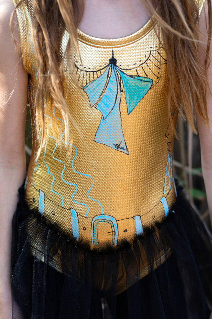 Golden painted dress by EFVVA for F/W19 party girls, sneak peek preview
