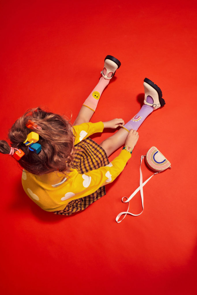 Pastelkleurige mix en match sokken en een regenboogtas team met stevige retro haarbanden in Stych FW2021 kinderstijl